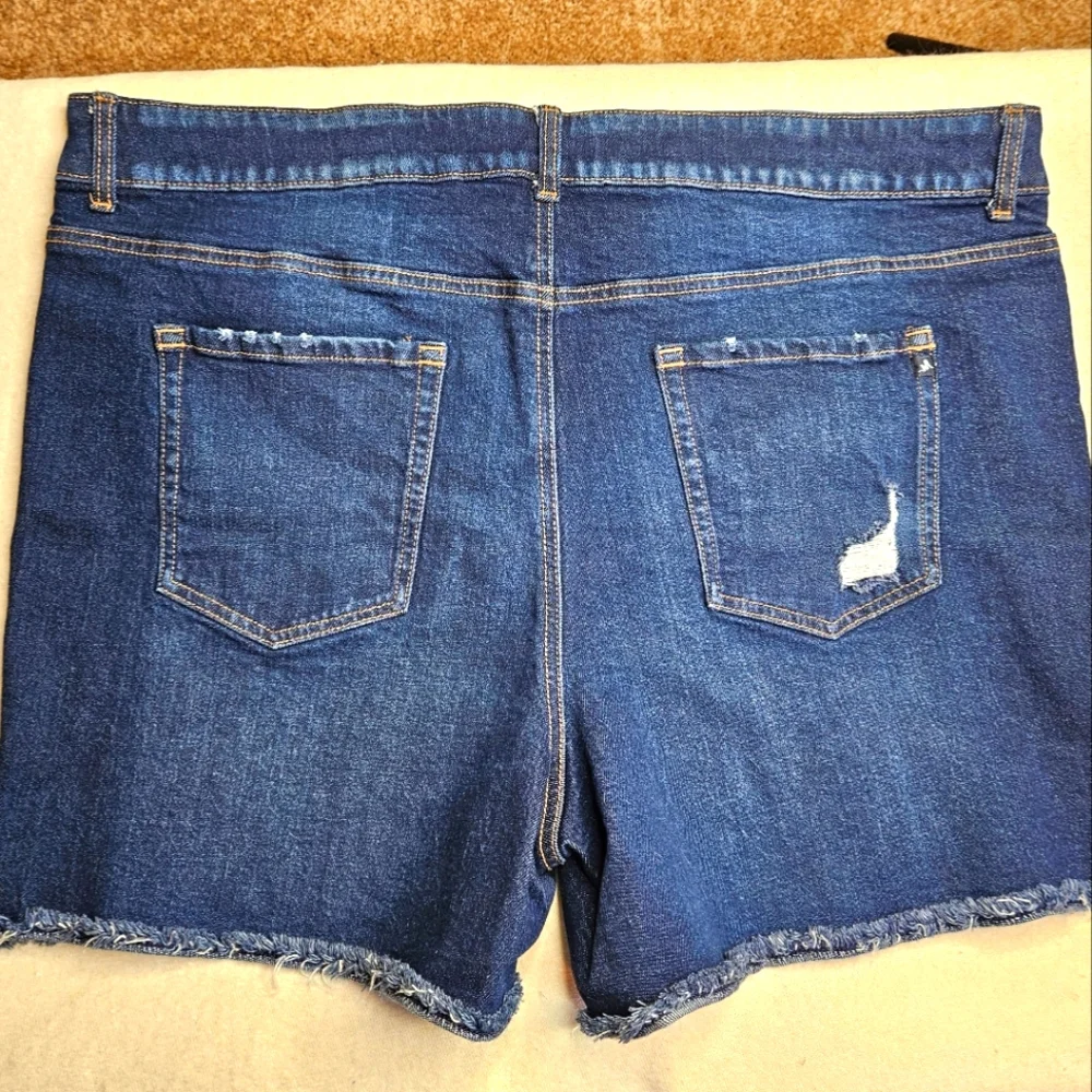 Maurices High Rise Distressed Bandana Jean Shorts 24W Stretch Like NEW W-2498